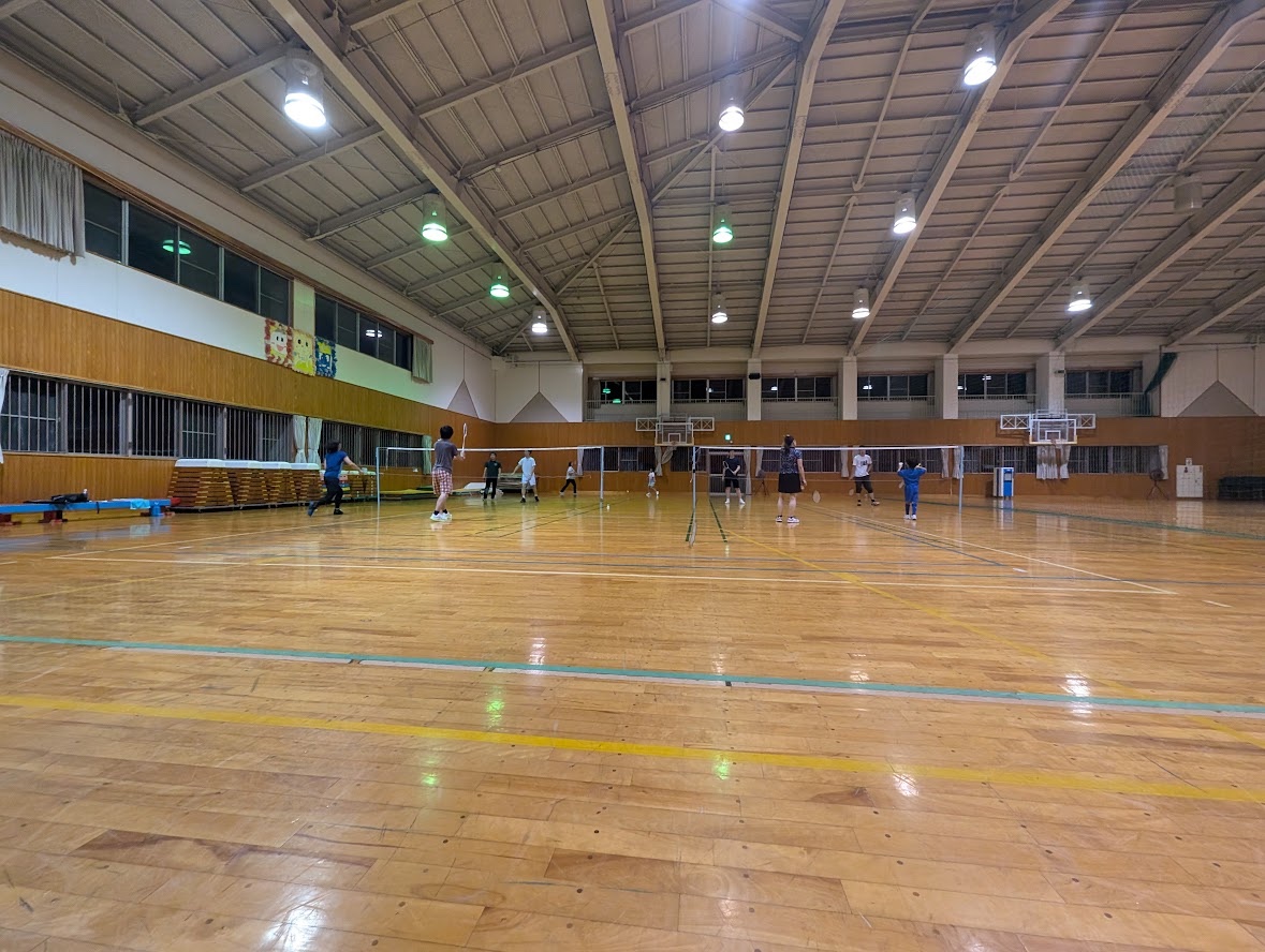 NIG Badminton Club members practicing in Mishima Municipal Nishikida Elementary School Gym / 三島市立錦田小学校体育館で練習する遺伝研バドミントン部メンバー